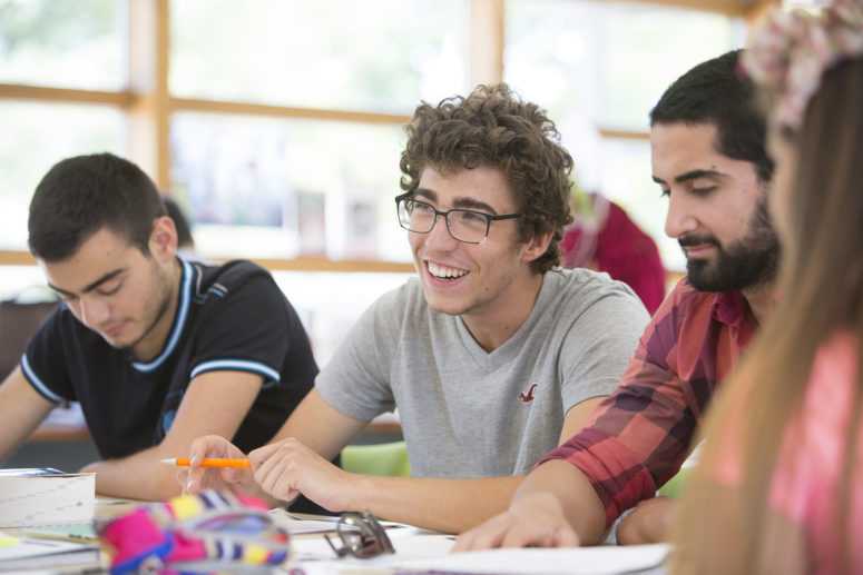 Etudiant lors d'un cours d'anglais en Angleterre