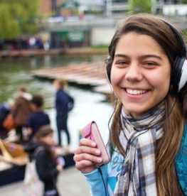 Etudiant en immersion à l'értanger pour apprendre une langue.